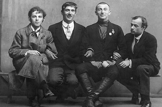 Mandelstam,_Chukovsky,_Livshits_&_Annenkov_1914_Karl_Bulla_(with_smile).jpg (107 KB)
