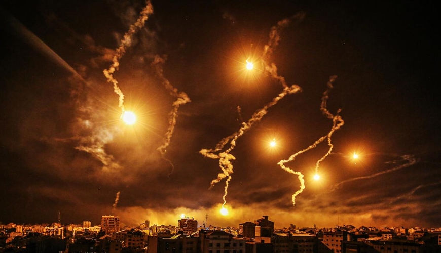 İsrail Hizbulahın mövqelərini aşkarlamaq üçün işıqlı bomba atdı - VİDEO