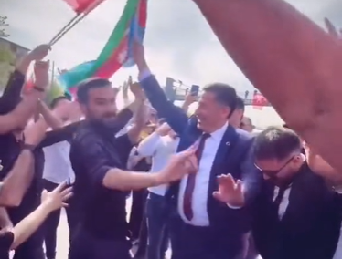 Sinan Oğan Azərbaycan bayrağı ilə rəqs etdi - VİDEO