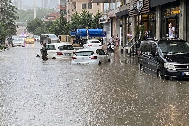 İstanbul selə təslim oldu: Yollar gölə çevrildi