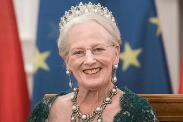 83 yaşlı kraliça taxt-tacı oğluna verəcəyi tarixi açıqladı