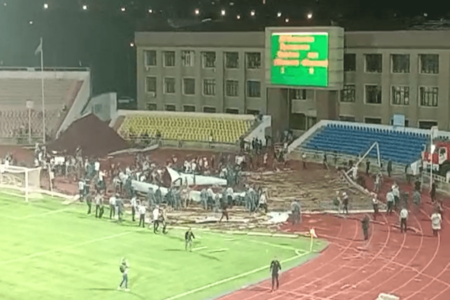 Qazaxıstanda futbol matçı zamanı stadionun damı uçub -VİDEO