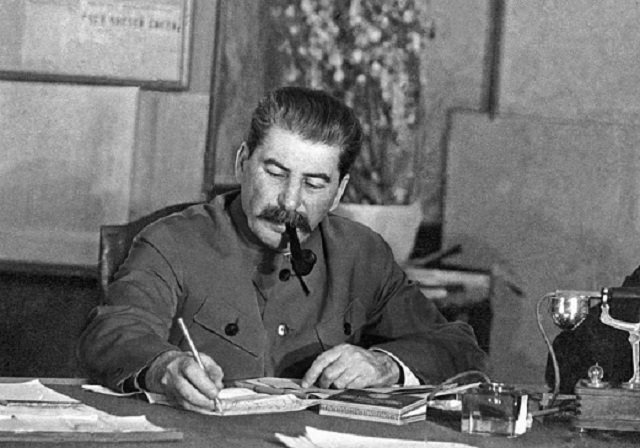 Stalin_in_March_1935.jpg (123 KB)