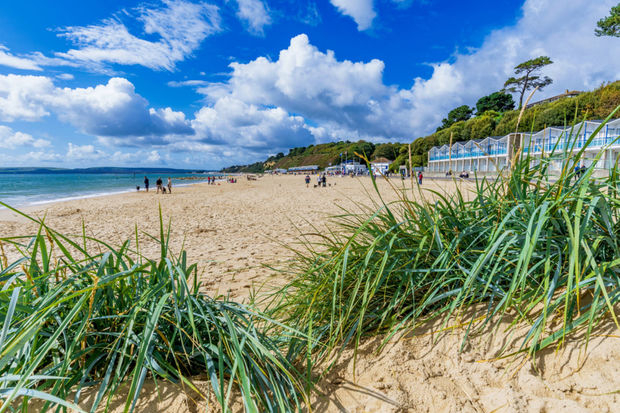 Подростки нашли на британском пляже таинственный предмет: версии и детали - ФОТО