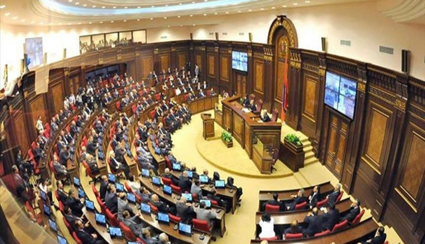 Ermənistan parlamentində ara qarışdı: “Sən özün ara və xəstəsən!”
