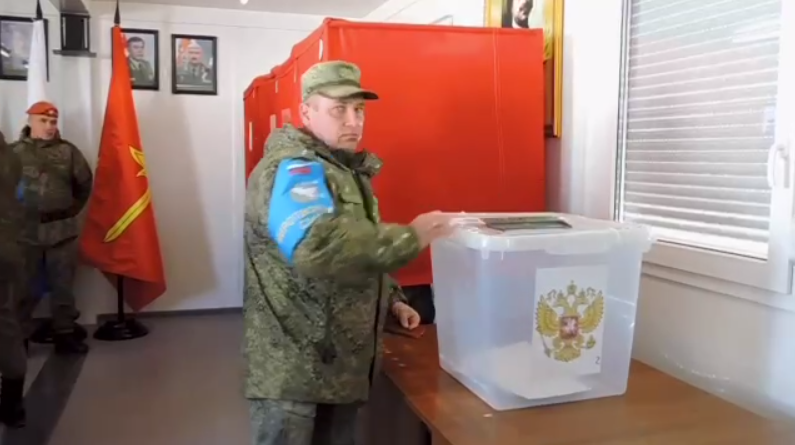 Росмиротворцы в Ходжалы досрочно проголосовали на выборах президента России - ВИДЕО