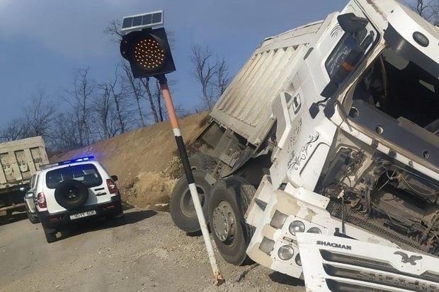 Xocalıda yük avtomobili qəza törədib: Xəsarət alan var - FOTO