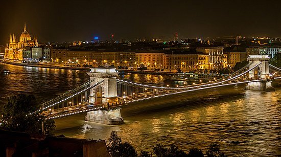 Széchenyi_Chain_Bridge_in_Budapest_at_night.jpg (60 KB)