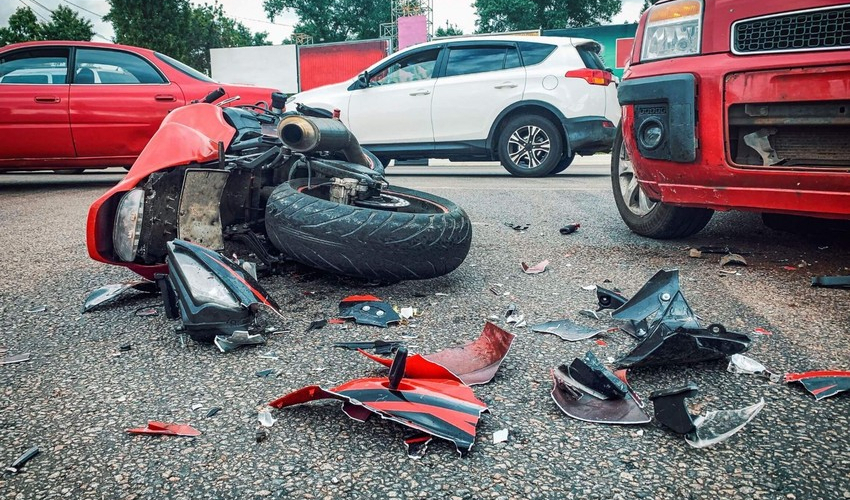 Moped yol kənarındakı maşına çırpıldı, kuryer öldü