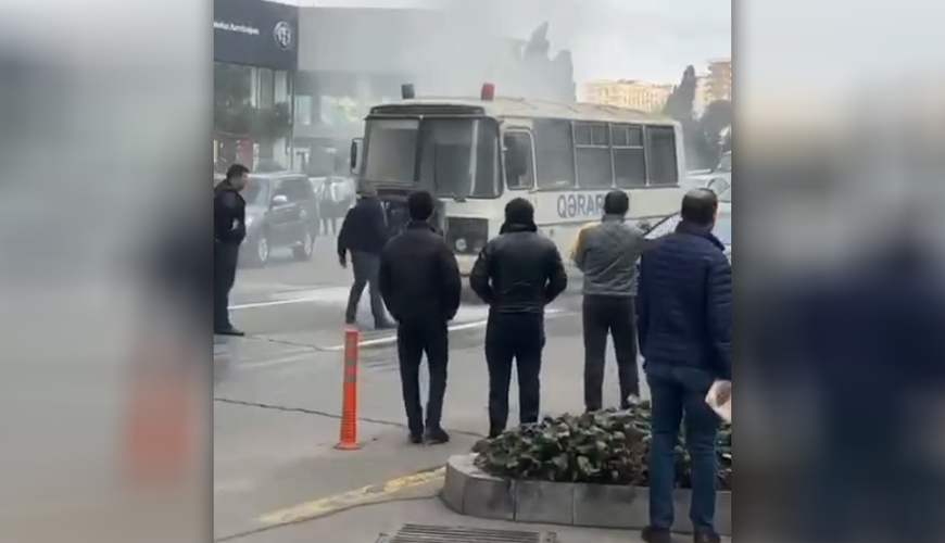 Paytaxtın mərkəzində avtobus yandı - VİDEO
