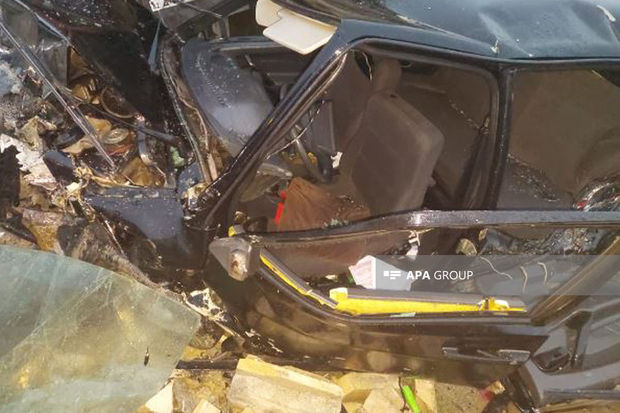 Hacıqabulda avtomobil uşaq bağçasının hasarına çırpılıb, ölən var - FOTO