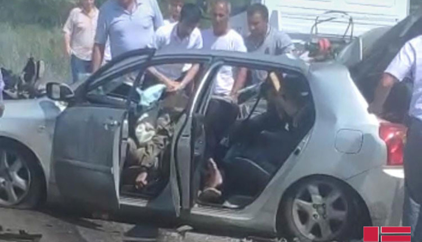 Minik avtomobili “Azpetrol”-un maşınına çırpıldı, 3 nəfər xəsarət alıb - FOTO