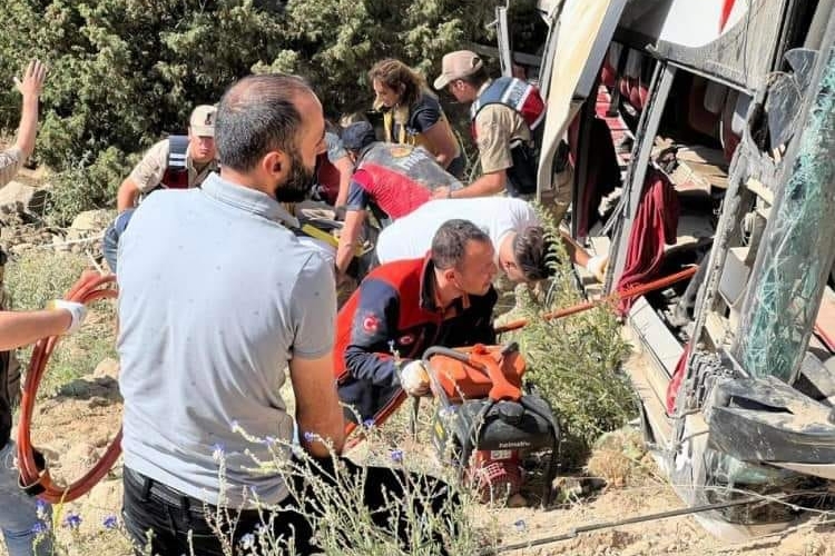 Türkiyədə DƏHŞƏTLİ QƏZA-7 nəfər ölüb, onlarla insan yaralanıb-FOTO