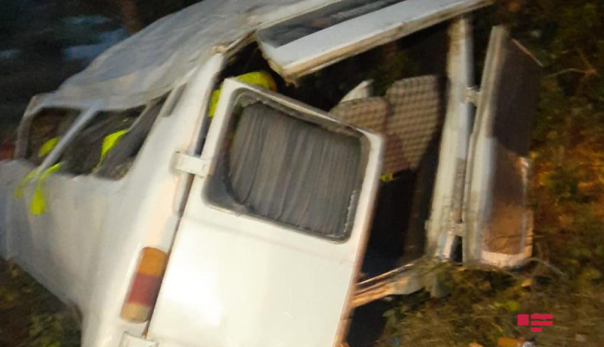 Şabranda mikroavtobusun aşması nəticəsində 1 nəfər ölüb, 16 nəfər yaralanıb - ADLAR