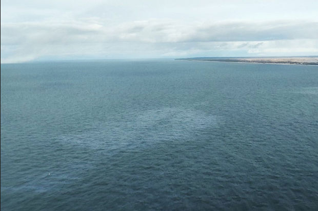 Qəza nəticəsində Baltik dənizinə yüzlərlə litr neft tökülüb - FOTO