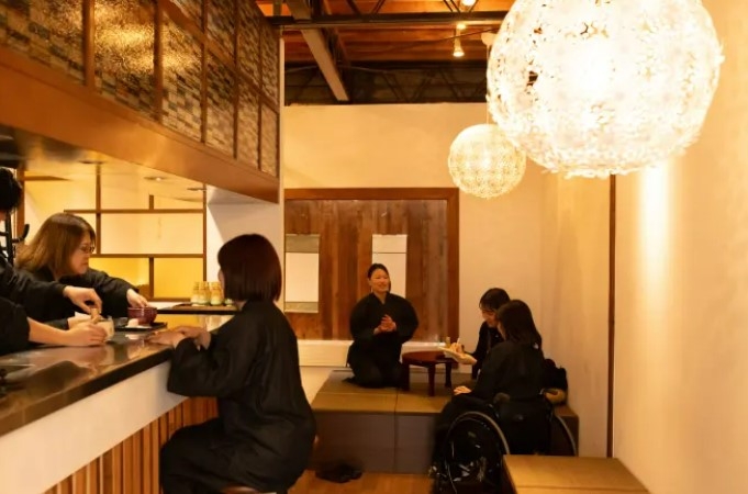 Посетителям кафе в Осаке запретили разговаривать и слушать музыку