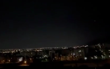 Tehran yenə VURULUR: hava hücumundan müdafiə sistemləri işə düşdü – VİDEO