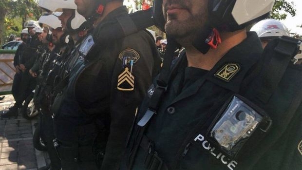 İranda polislər güllələndi - Ölən var