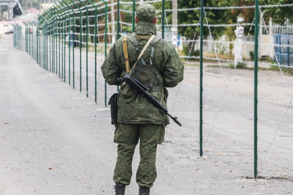 Флаг воткнули: Армения убирает российских пограничников