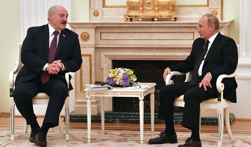 Lukaşenko Putinin yanına XƏRİTƏ ilə getdi - VİDEO