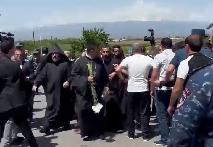Ermənistanda İLK DƏFƏ - Polis II Qareginin yolunu KƏSDİ - VİDEO