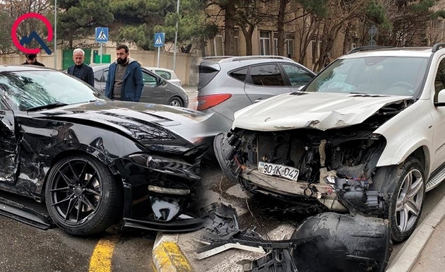 Bakıda lüks avtomobillər toqquşdu - FOTOLAR