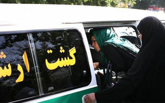 İran polisi qadınları güllələdi - Video