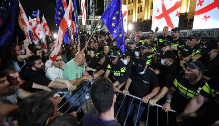Gürcüstanda aksiyaçılar barrikadalar qurur - VİDEO