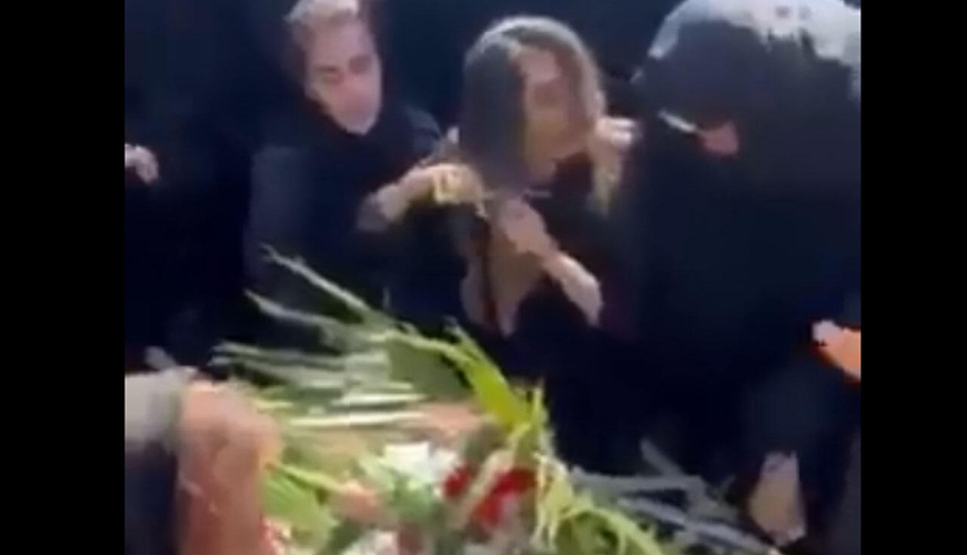 İranda polis güneyli gənci qətlə yetirdi: Bacısı qardaşının məzarı üstündə saçlarını kəsdi - VİDEO