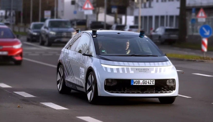 Volkswagen начал тесты автомобиля без руля и педалей