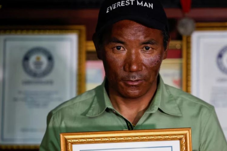 54 yaşlı alpinist 30-cu dəfə Everesti fəth edib