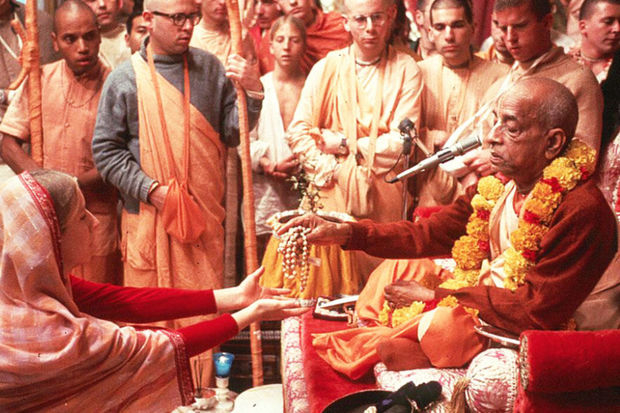 Индийский миллионер и его жена отдали все деньги на благотворительность и стали монахами - ФОТО