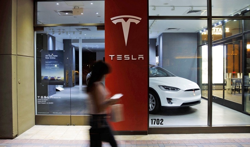 “Tesla” ilin əvvəlindən bəri bazar dəyərini 94 milyard dollar itirib