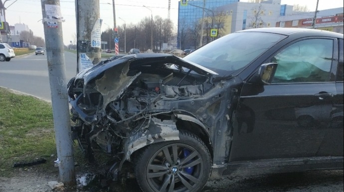 Bakıda “BMW” səkiyə çırpılıb, bir nəfər ölüb