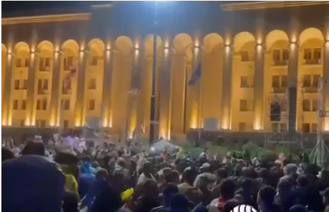 Tiflis: etirazçılar parlamenti mühasirəyə aldılar! Deputatları iclasa buraxmayacaqlar - VİDEO