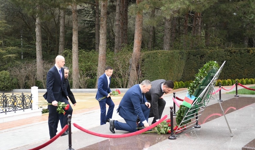 Rusiya Dövlət Dumasının nümayəndə heyəti Şəhidlər xiyabanını ziyarət edib