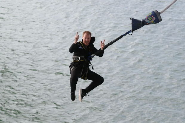 Новозеландский рекордсмен прыгнул с моста 941 раз за сутки - ВИДЕО