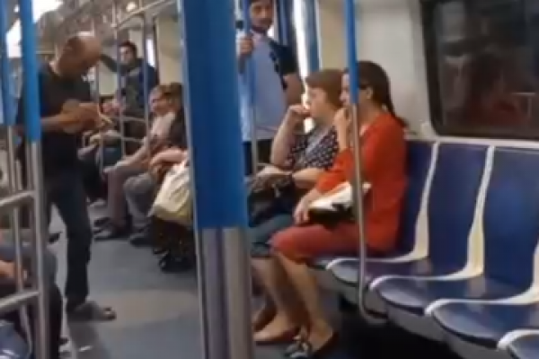 Bakı metrosunda BU DA OLDU: Kişi görün nə etdi - ANBAAN VİDEO