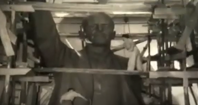 Bakı 1953-cü il- Hökumət evinin qarşısına qoyulan Leninin heykəli belə hazırlanıb- VİDEO