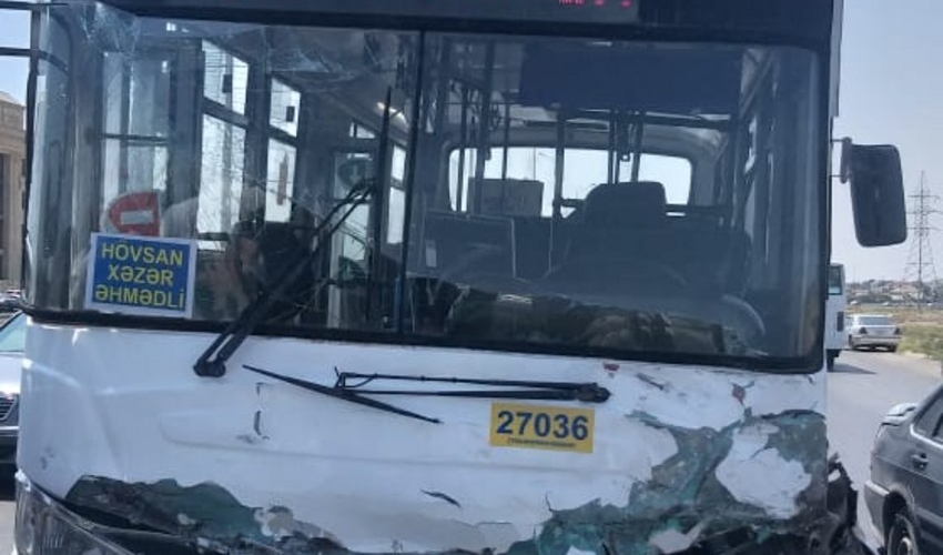 Bakıda minik avtomobili avtobusla toqquşub