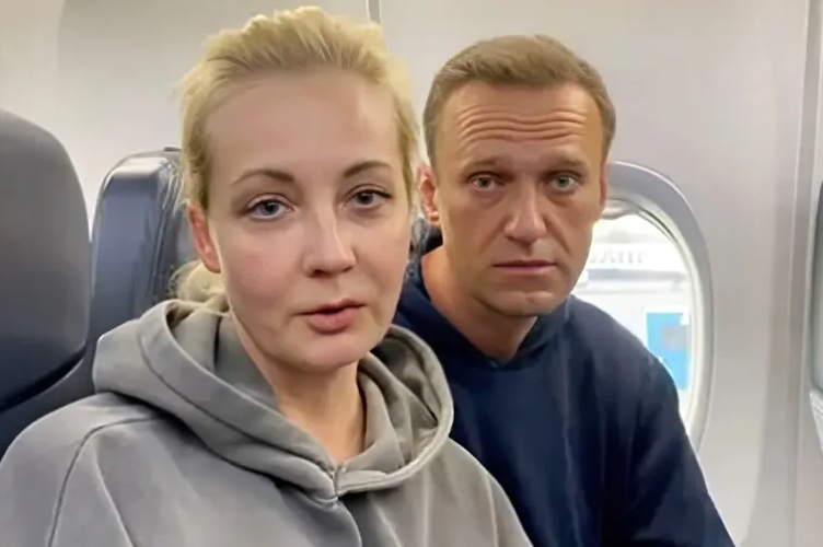 Yuliya Navalnaya Avropa Parlamentində belə qarşılandı 