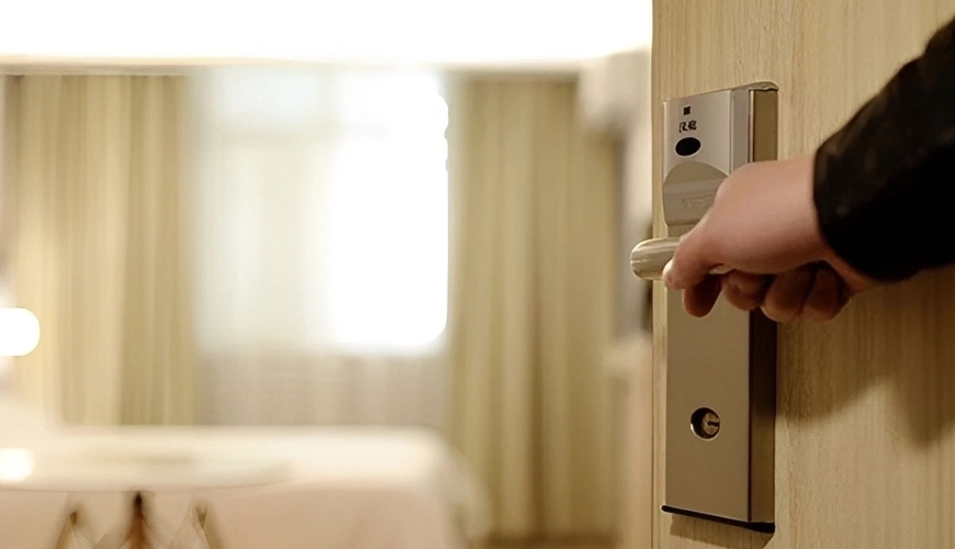 Tanınmış aktrisa hoteldə huşsuz vəziyyətdə tapıldı - FOTO