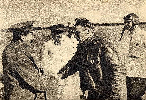 1024px-Chkalov,_Stalin_and_Belyakov._August_10,_1936.jpg (158 KB)