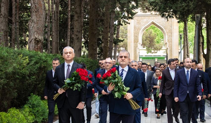 “Azərsun Holdinq”in rəhbər heyəti Ulu Öndərin məzarını ziyarət etdi - FOTO