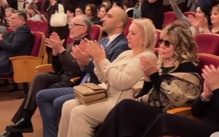 Teatrda direktor vəzifəsində son tamaşanı xanımı ilə izlədi - VİDEO