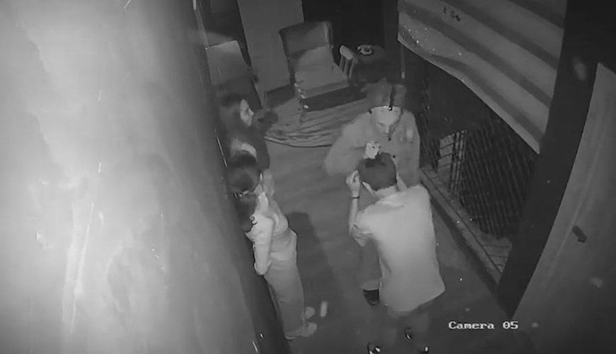 Qorxu evi qalmaqalı böyüyür: 15 yaşlı qızın ardınca növbəti VİDEO: “Saçından tutub sürüyür...”