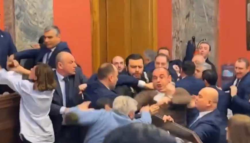 Gürcüstan parlamentində dava düşdü - VİDEO