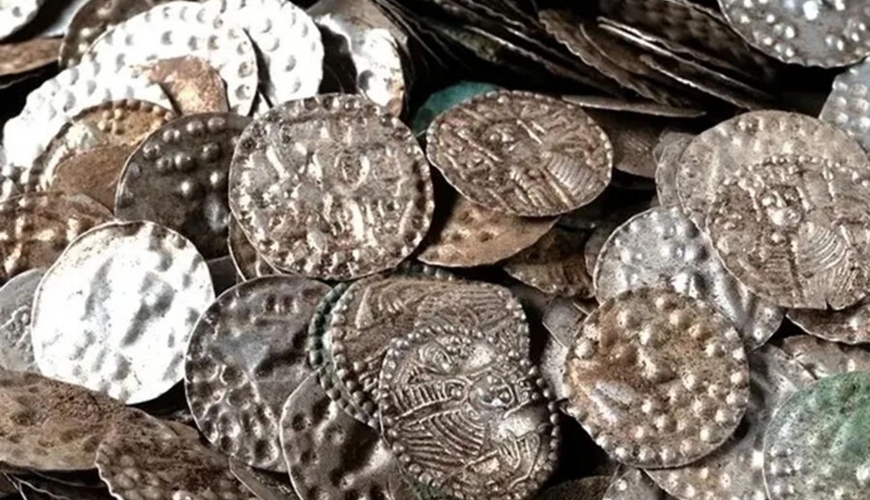 Британская пара нашла в саду клад стоимостью 500 000 долларов