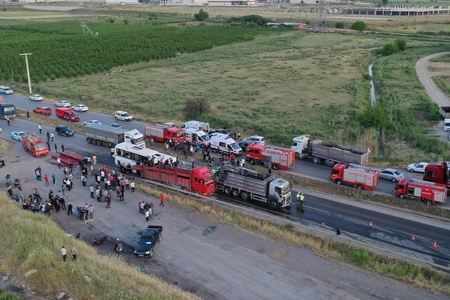 Türkiyədə avtobus yük maşını ilə toqquşub, ölən və yaralananlar var