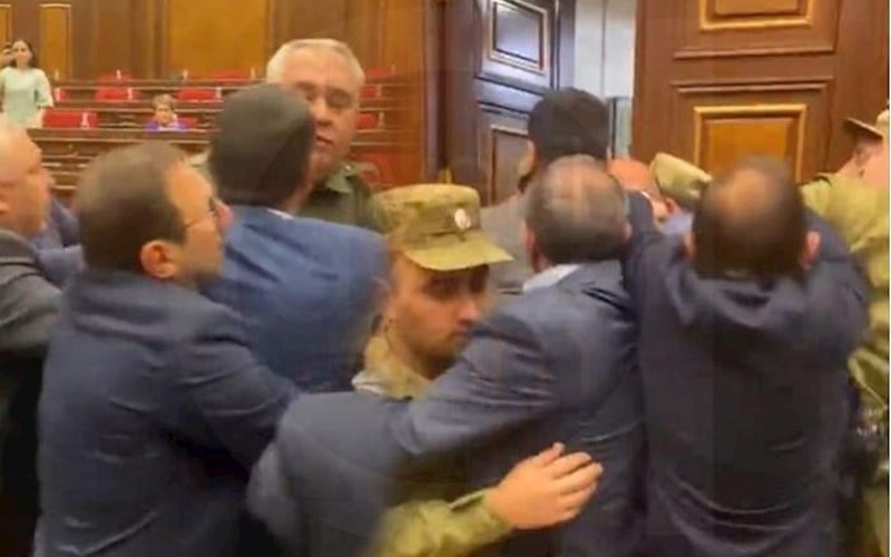 Ermənistan parlamentindəki davanın SƏBƏBLƏRİ